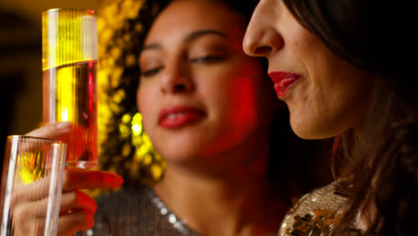 Nahaufnahme-Von-Zwei-Frauen-In-Einer-Diskothek-Oder-Bar,-Die-Mit-Funkelnden-Lichtern-Alkohol-Trinken-Und-Feiern-5